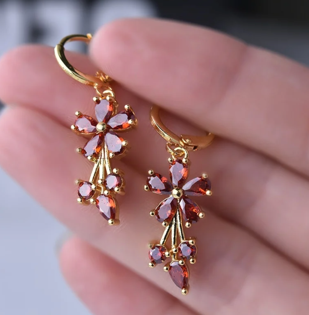 Cercei lungi cu floare placati cu aur de 18K