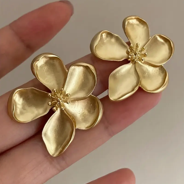 Cercel cu Floare Aurie și Design Vintage