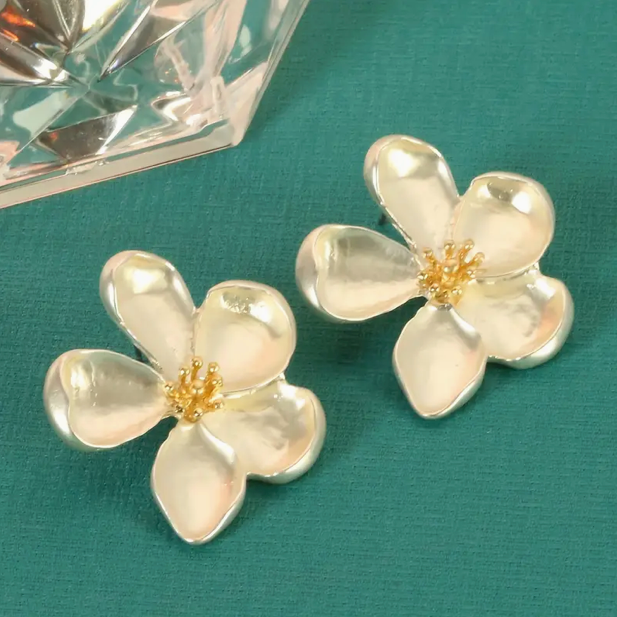 Cercel cu Floare Aurie și Design Vintage