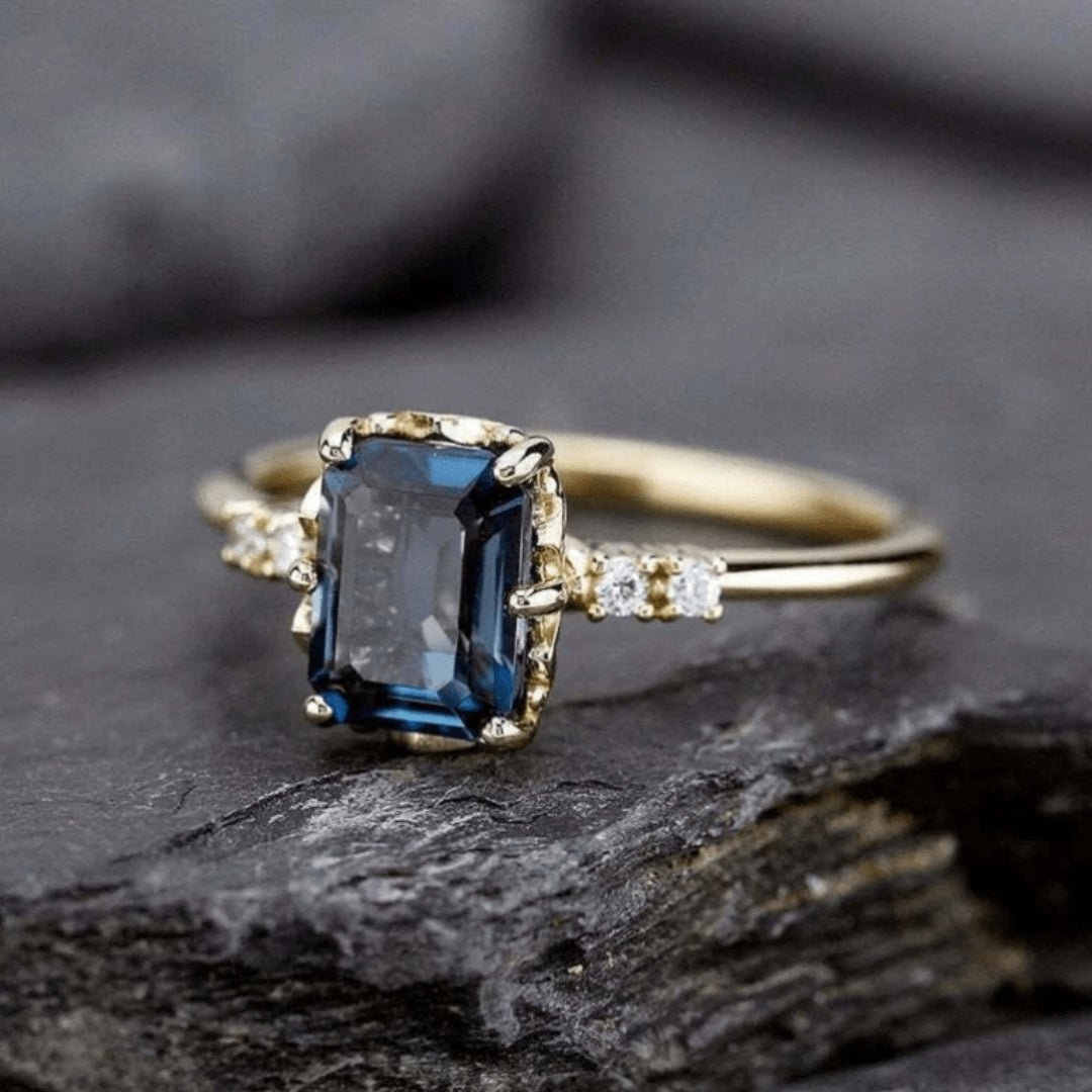 Inel de Aur cu Cristal Albastru Vintage