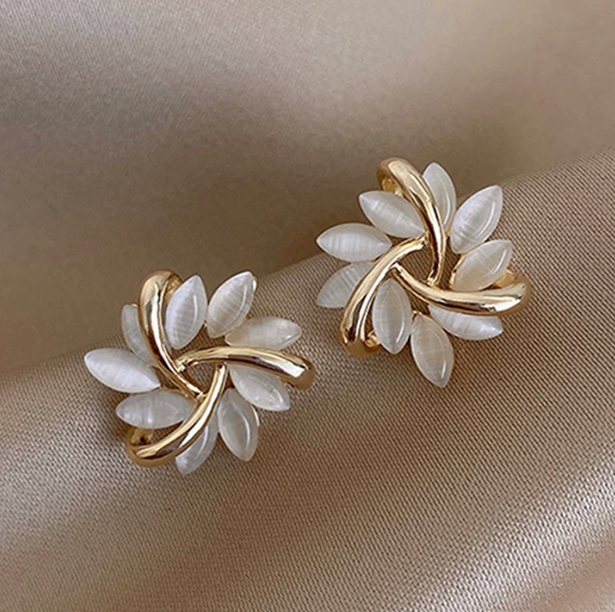 Cercei handmade încrucișați în formă de floare