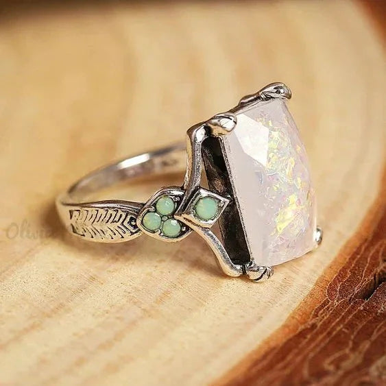 Inel de Argint cu Opal Alb Vintage